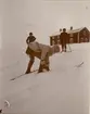 Officerare från Smålands husarregemente K 4 och civila på skidor, vinterövning i Norrbotten omkring 1910.