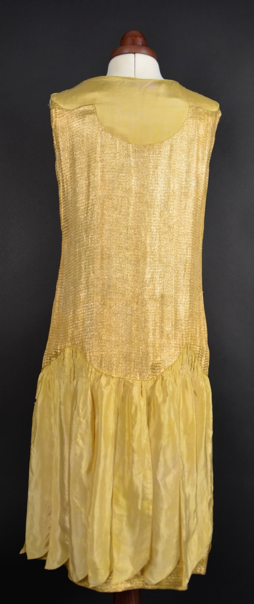 "Charlston-kjole" i gull-lamé og silke med "frynser" nede.