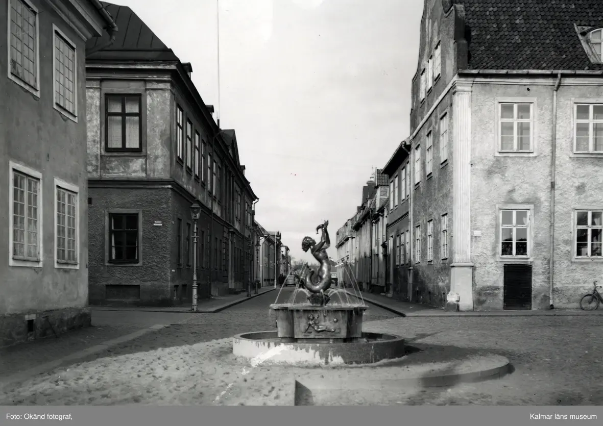 Lilla torget med fontänen. Domprostgården och residenset skymtar till vänster, Dahmska huset syns till höger.