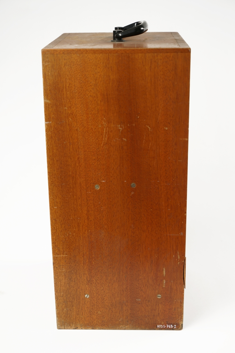 Trekasse med dør, håndtak og lås med nøkkel, inneholdende mikroskop med div utstyr