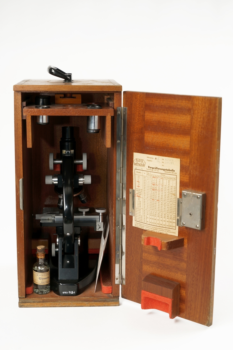 Trekasse med dør, håndtak og lås med nøkkel, inneholdende mikroskop med div utstyr