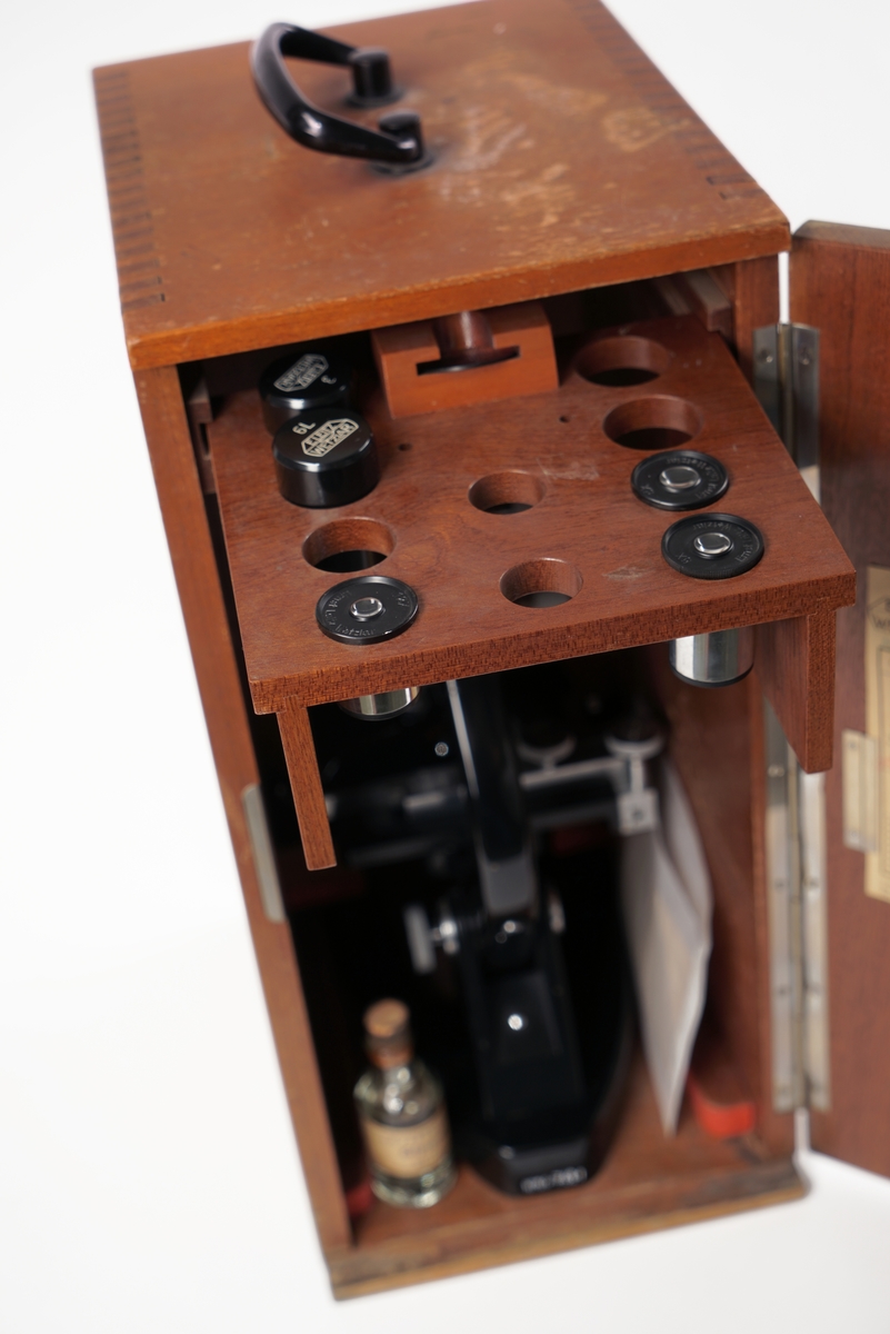 Trekasse med dør, håndtak og lås med nøkkel, inneholdende mikroskop med div utstyr