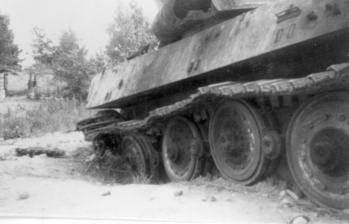 Tysk stridsvagn Kungstiger som beskjutits och analyserats på Karlsborgs provskjutningsfält 1950.
Tornet uppskuret och bandet minsprängt.