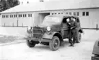 Volontär Ericsson P 3 vid en terrängpersonbil m/43 på garageplan 1947.