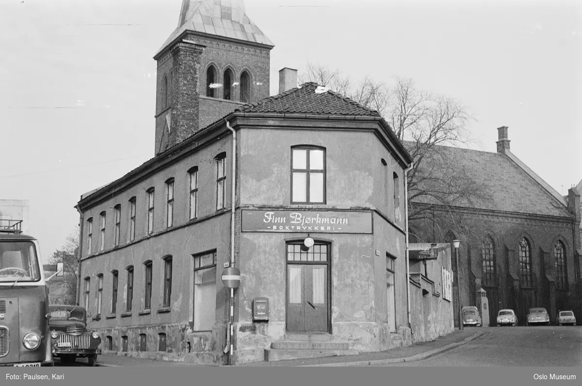 bygård, hjørnegård, Finn Bjørkmann boktrykkeri, postkasse, biler, Kampen kirke