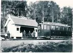 Hållplats vid sidobanan från Stocksund. Namnet ändrades till Långängstorp 1915. Stockholm-Rimbo Järnväg, elmotorvagn SRJ 51, tillverkad 1911, slopad 1934.