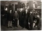 Personal på Gefle - Dala Järnvägs Verkstäder i Nynäs, Gävle.
Fotot måste vara taget senast 1929, eftersom förrådsman Jan Petter Jansson dog detta år.