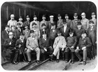 Gruppfoto av järnvägstjänstemän vid Stockholm Central sommaren 1896.