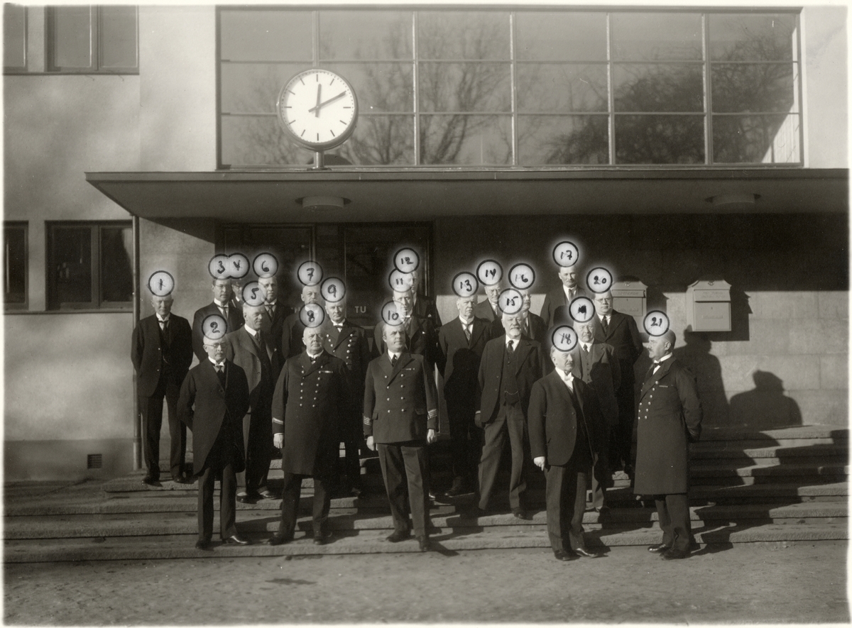 Personal och gäster vid invigningen av Falköpings stationshus i februari 1935.