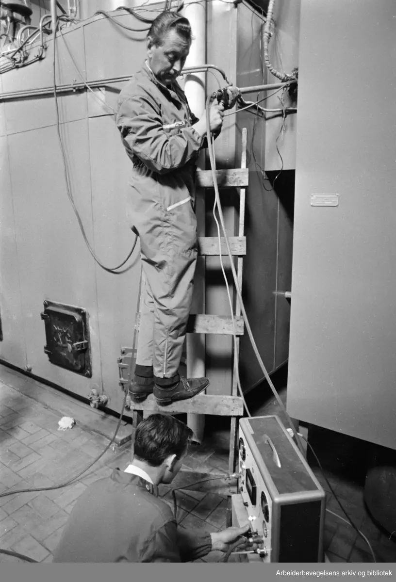 Haugerud. Søppel blir varme i Haugerud-anlegg. Ragnar Danielsen og Per Woxen foretar målingene. April 1969