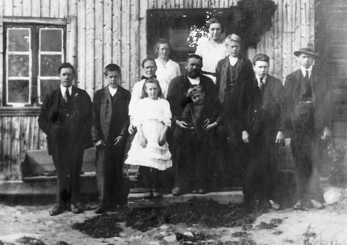 Vestre Sveum 70/6. Nashaugsveum. Bak f.v. Marta f. Martinsen, Gunda Sveum f. 1898 g. m Johan Martinsen. Foran f.v. Alfred Martinsen, Mikkel Martinsen f.1904, Eline Martinsen med datter Eline Martinsen  f. 1912, Martin Martinsen  med sønnen Kåre Martinsen f. 1915, Sverre Martinsen f. 1907, Polmar Martinsen f. 1905, Einar Martinsen f.1901