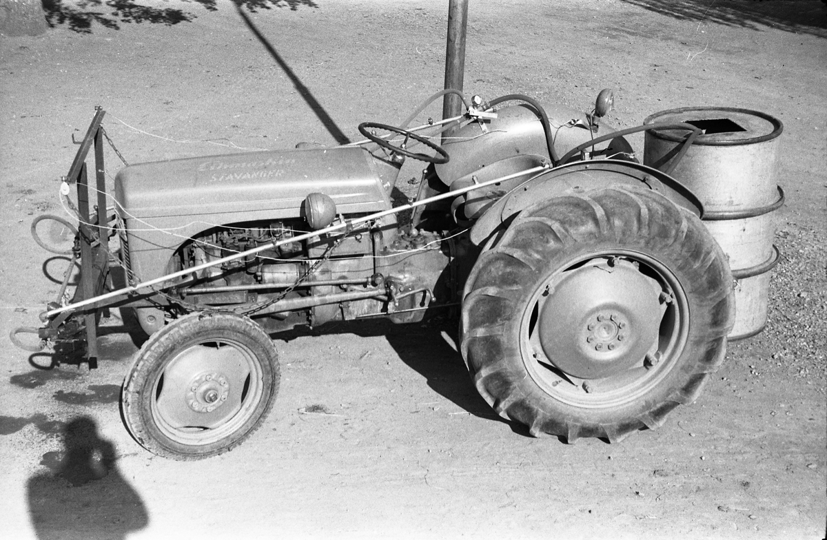 Traktormontert sprøyteutstyr. Oppland Småbruks og Hagebruksskole (Valle) september 1952. Fem bilder.
