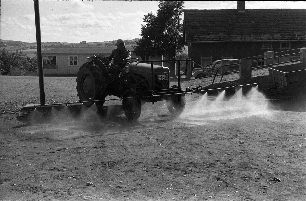 Traktormontert sprøyteutstyr. Oppland Småbruks og Hagebruksskole (Valle) september 1952. Fem bilder.