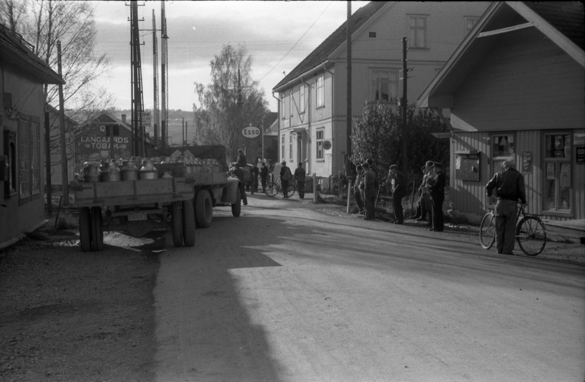 Fire bilder ettter et biluhell ved jernbaneovergangen og Felleskjøpets lager på Lena, september 1952. Uvisst hva slags uhell, men en lastebil med tilhenger, lastet med mjølkespann er tydeligvis innblandet. Lastebilen med reg.nr. E-16423 er en Chevrolet årsmodell 1946 eller 1947.