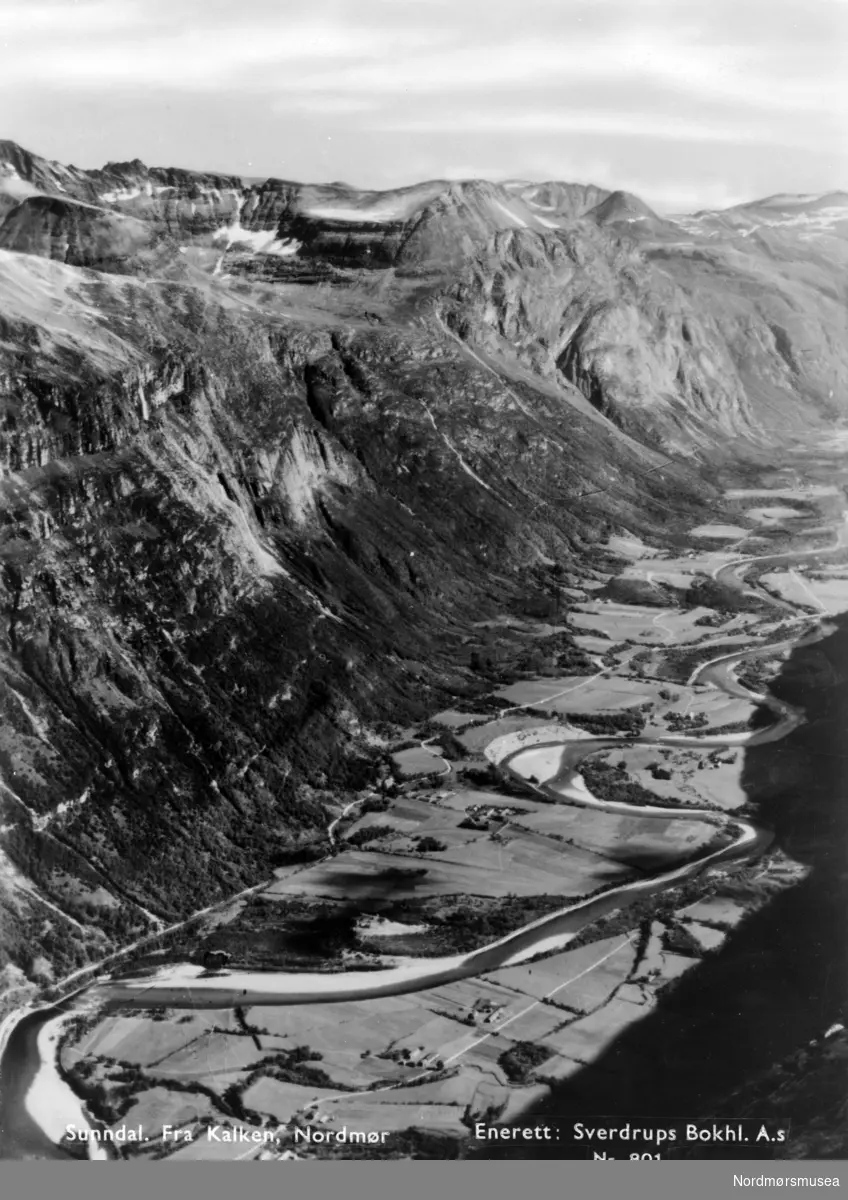 Postkort "Sunndal. Fra Kalken, Nordmør. Enerett: Sverdrups Bokhl. A.s. Nr. 801" Fra Sverdrupsamlingen ved Nordmøre museums fotosamlinger.