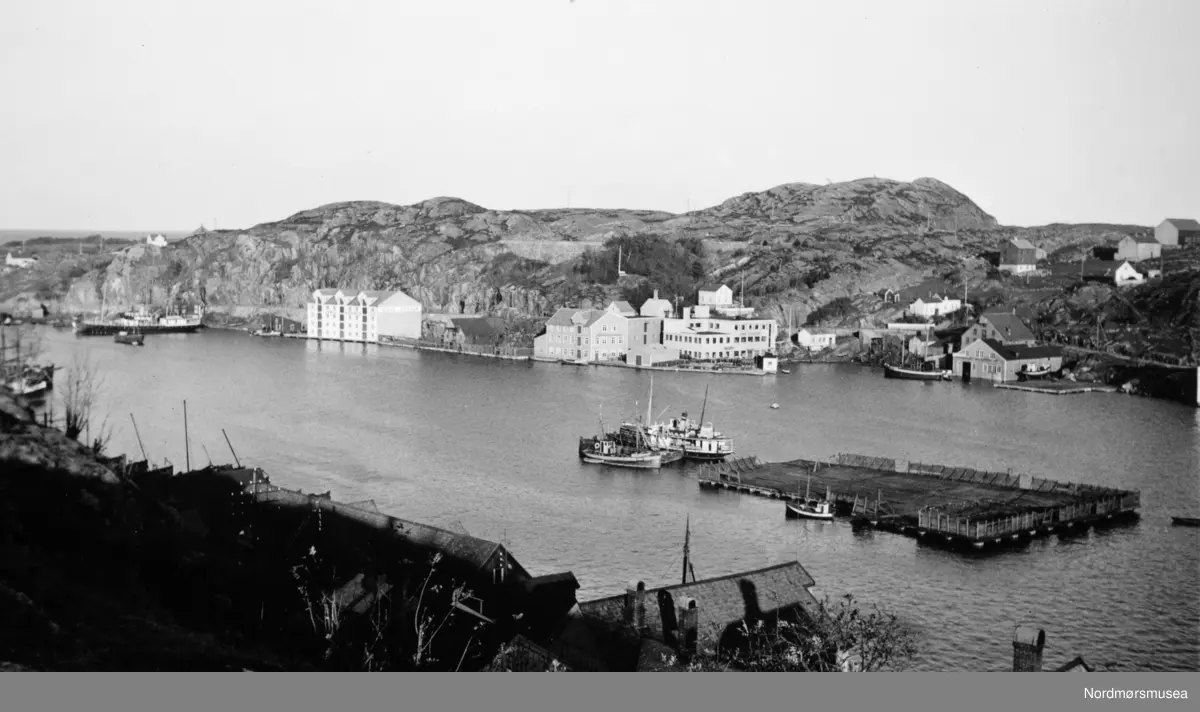 Foto fra Vågen i Kristiansund. Her sett fra Kirkelandet side over til Gomalandet - med Kranaskjæret liggende midt i mellom. Fra Sverdrupsamlingen ved Nordmøre museums fotosamlinger.