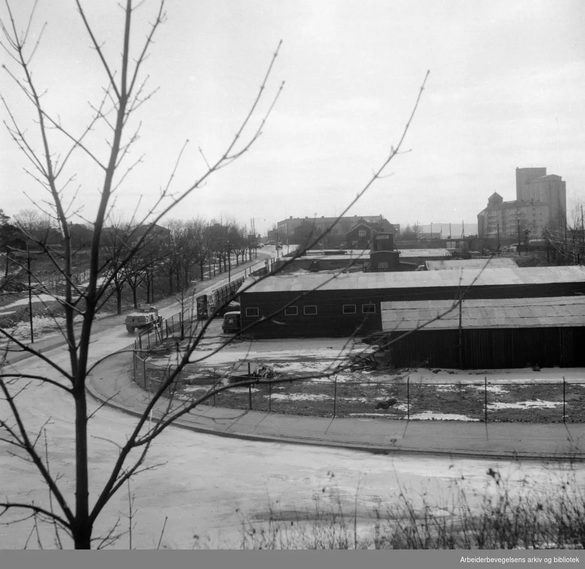 Grefsenplatået, Kjelsåsbanen. Brakker ved Grefsen stasjon. Mars 1955