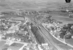 Flygfoto över stationen och samhället.