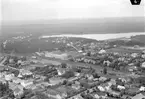 Flygfoto över stationen och samhället.