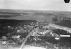 Flygfoto över stationen
Station anlagd 1899. Envånings stationshus i trä, med två gavlar mot banan