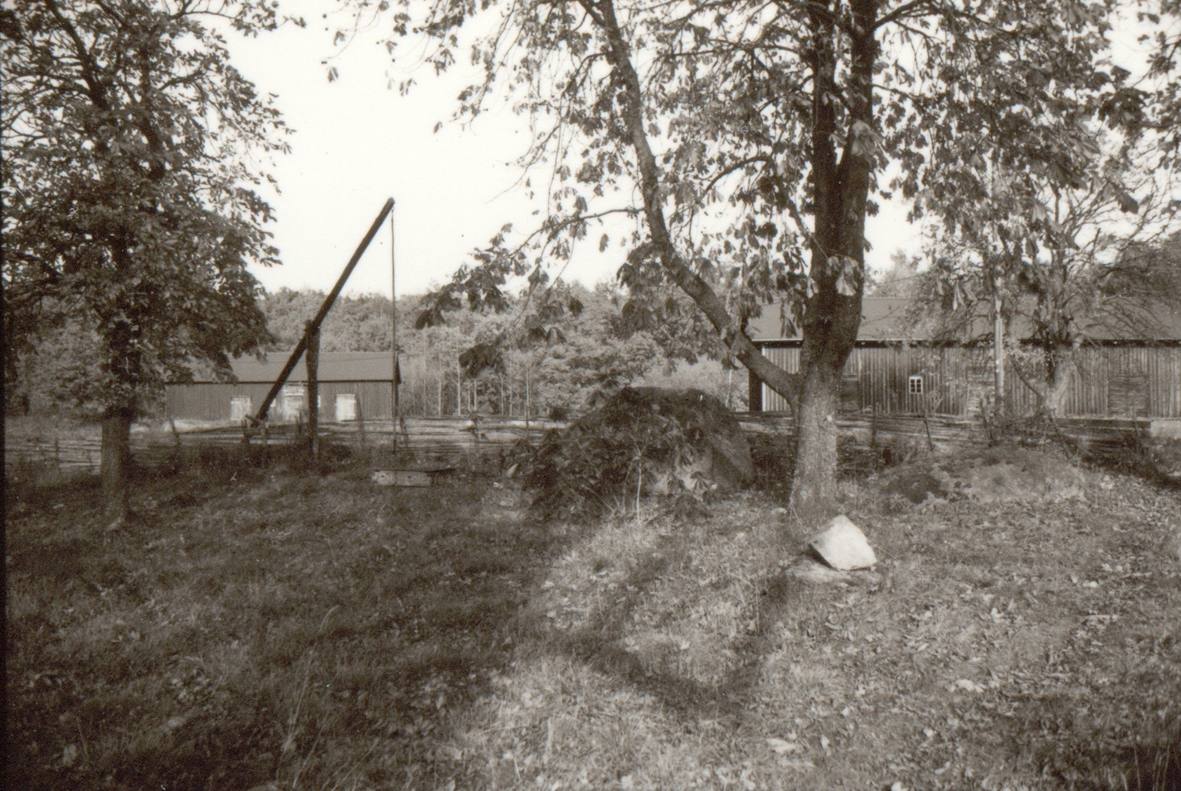 En brunn i en hage i Misterhult.