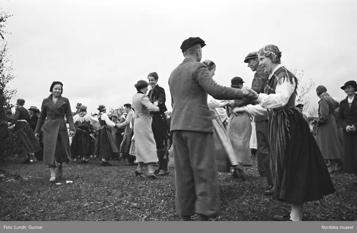 Hembygdsfest i Härkeberga. Dansande kvinnor och män.