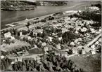 Vy över Stugsund med hamnspåren i bakgrunden.