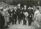 Landshövding Erik Von Heland och Generaldirektör Erik Upmark med andra resande vid Karlshamn station.