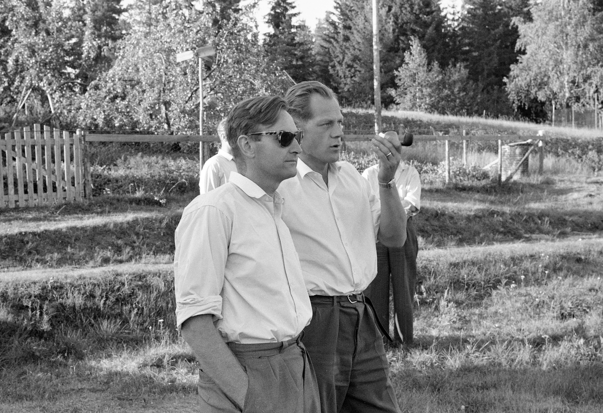 Direksjonsbefaring i Glomma fellesfløtingsforening 21. august 1959. Fotografiet viser fløtingsinspektør Rognald Øvrebø (distrikt 3 og 4) og Hans Fredrik Westby (distrikt 5 og 6) i samtale.  Bildet skal være tatt ved Funnefoss i Nes kommune på Øvre Romerike.