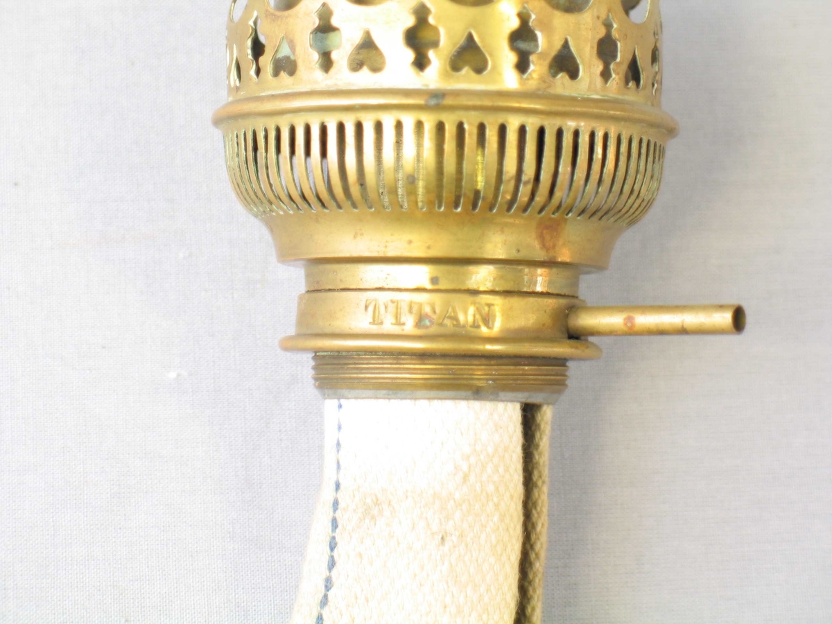 Parafinbrennar av messing, med veik. Skruve til å trekkje fram veika manglar.