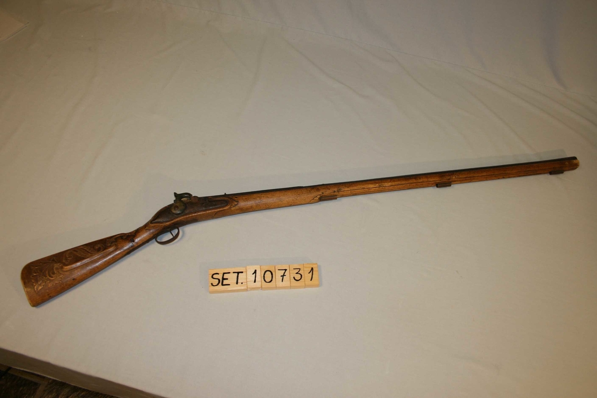 Perkusjonslåslåsgevær med rifla pipe. Kolben dekorert med treskurd (akantusranker). 