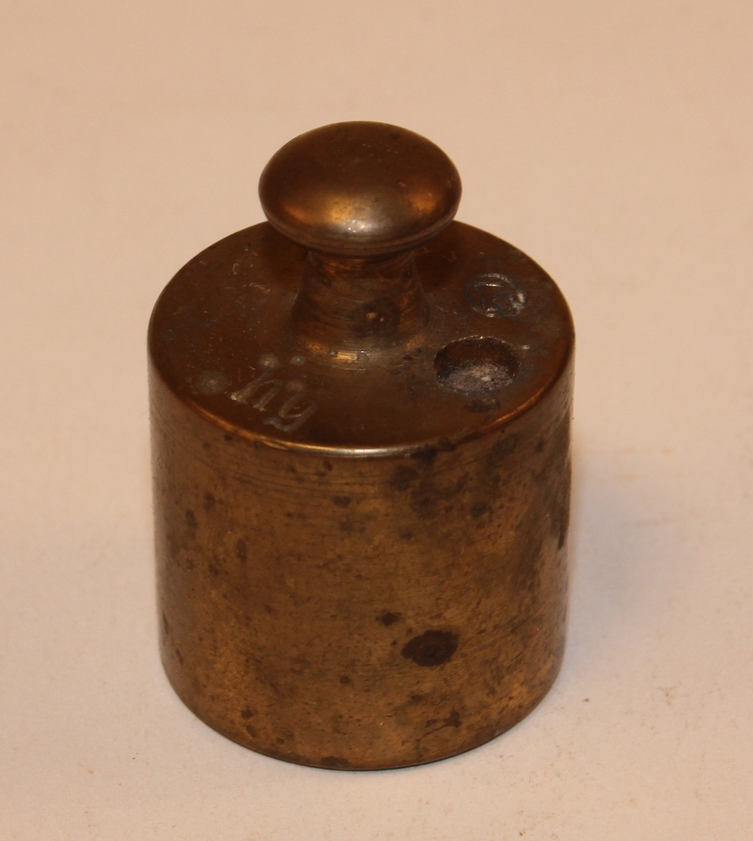 Presisjonslodd på 1 hg. Justert av Norsk justervesen i 1957.