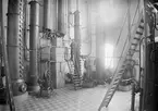 Vörtdestilleringsapparat i jästfabriken, Upsala Ångqvarns AB, Östra Ågatan, Uppsala omkring 1913