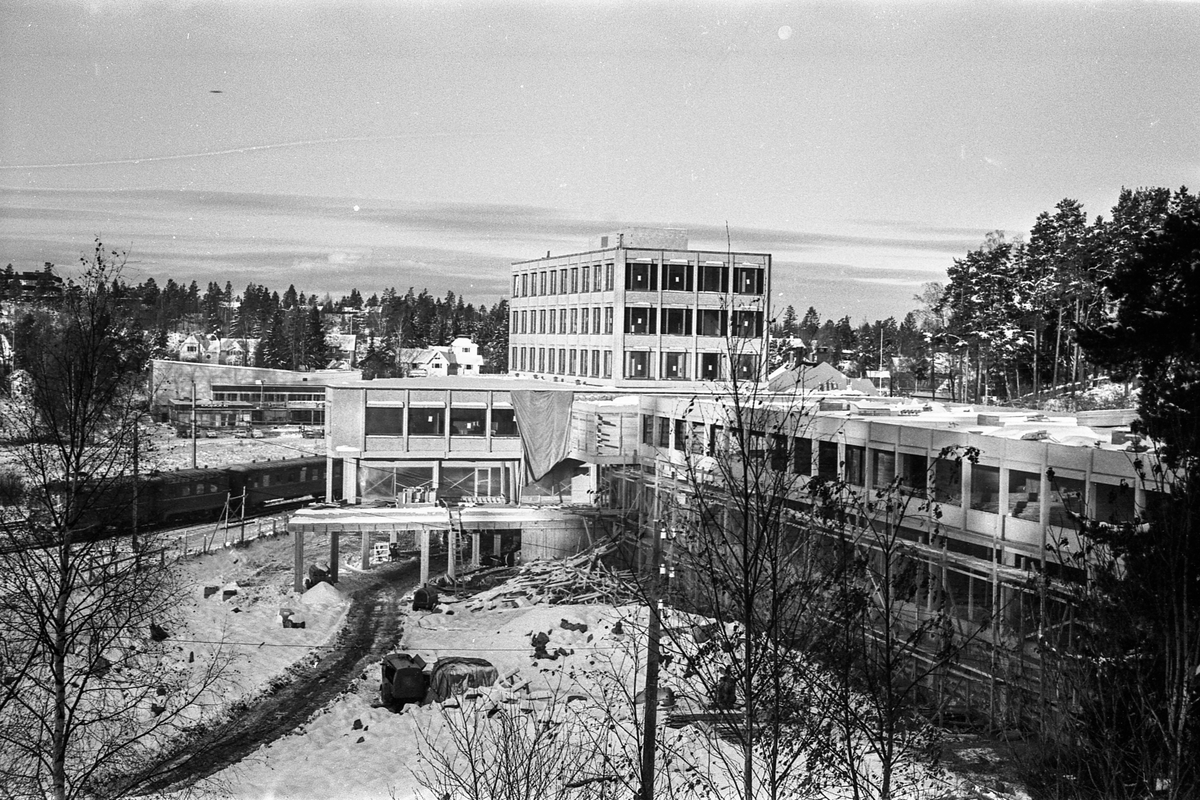 Sentrumsbygget på Kolbotn. Erik Bonde Hansen og E Sundts forretningsgård. Under bygging.