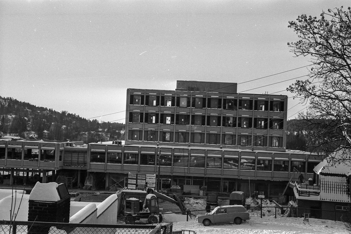 Sentrumsbygget på Kolbotn. Erik Bonde Hansen og E Sundts forretningsgård. Under bygging.