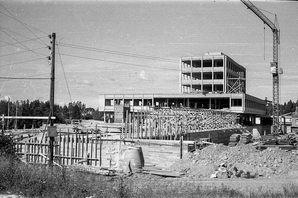 Sentrumsbygget på Kolbotn. Erik Bonde Hansen og E Sundts forretningsgård. Under bygging.