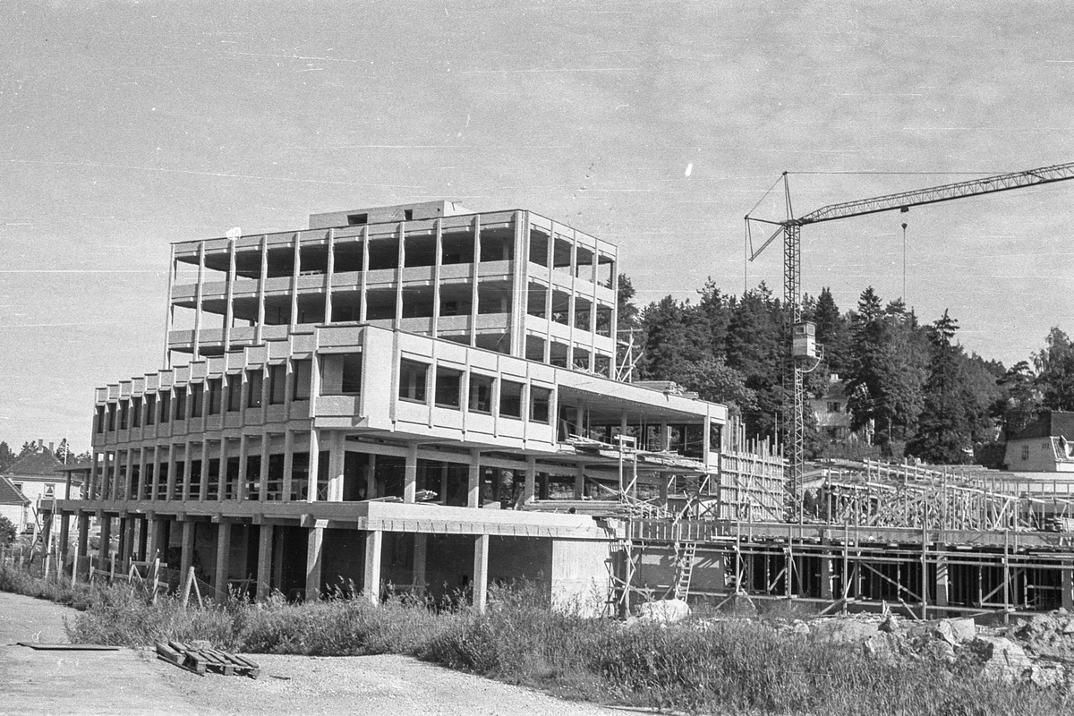 Sentrumsbygget på Kolbotn. Erik Bonde Hansen og E Sundts forretningsgård. Under bygging.