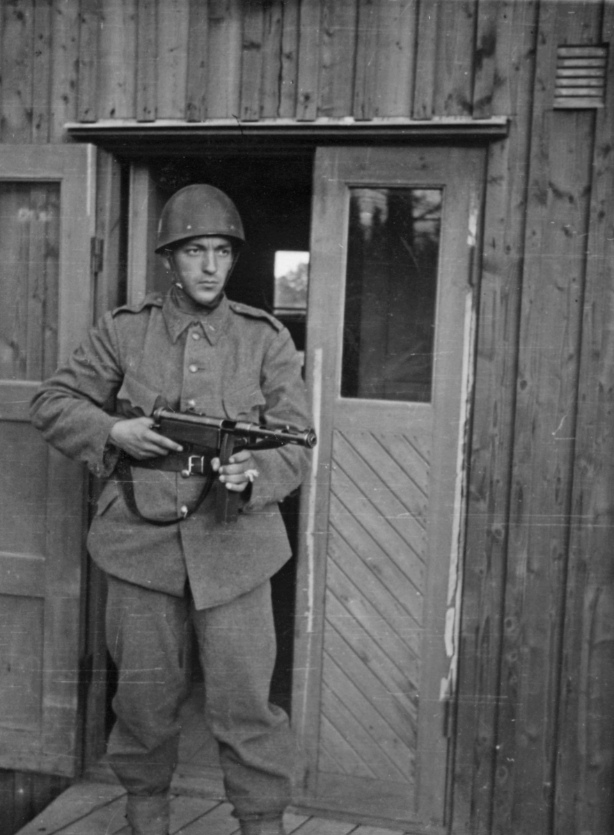 Posteringschef Magnus vid Grävarbacken Kasgaren juli 1944.