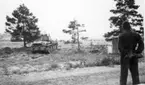 Volontär Gert Thunholm ser på när stridsvagn m/41 skjuter på Stora Sand, Utö 1947.