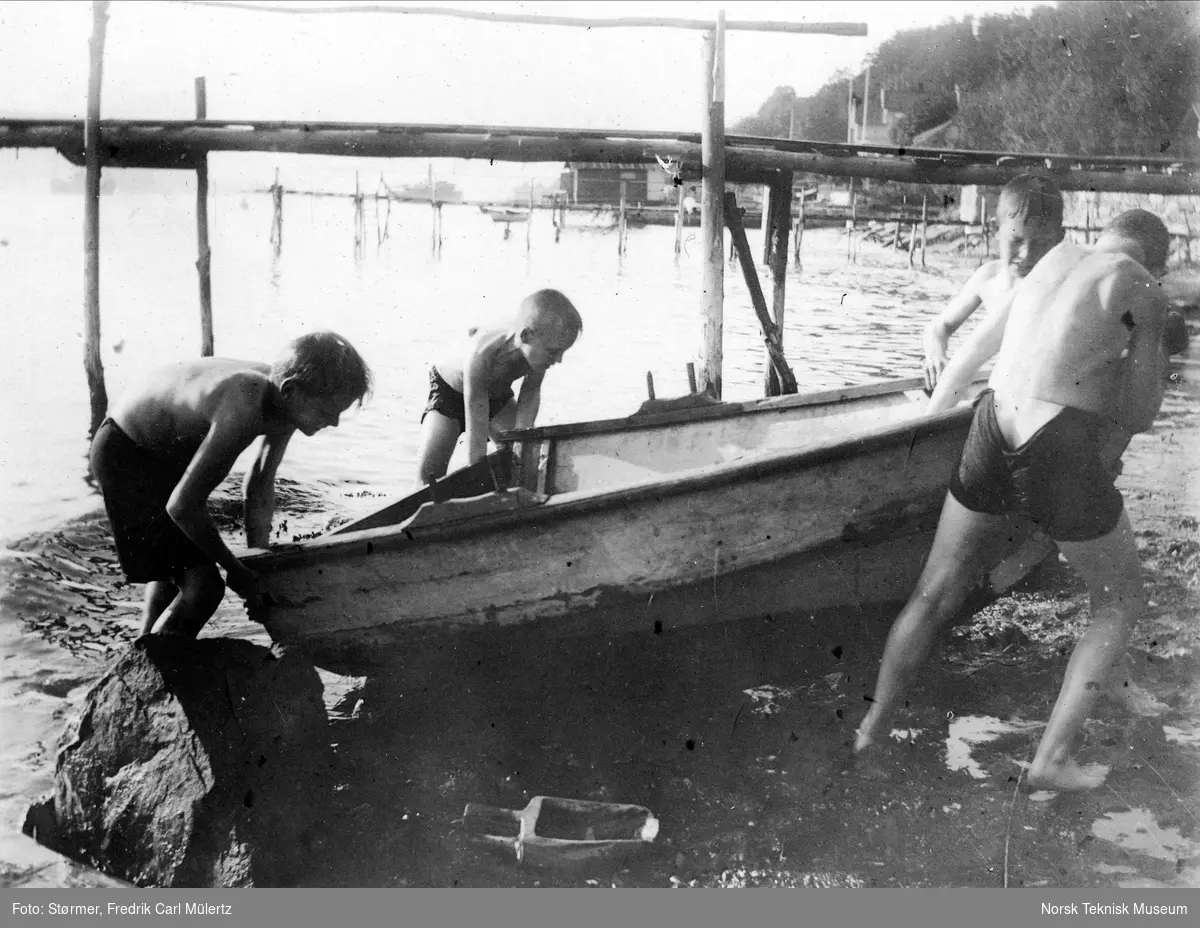 Bjorsen Størmer med kamerater tar ut båten, fra Størmer-familiens sommerhus i Drøbak, Villa X, 1927