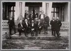 Gruppfoto av middagsdeltagare utanför 'Johanssonska villan' - I (Herrarnas kort).