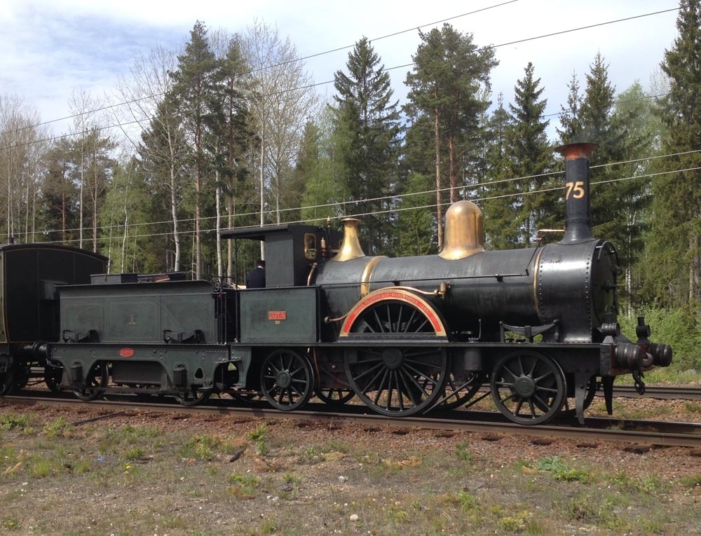 SJ ånglok litt Aa Nr 75, "Göta".
Största tillåtna hastighet: 90 km/h
Bufferttyp: mod. "Ä". Läder med tagelstoppning.
Tender: A nr 63. (kommer från 63, YMER)

Data från Katalog över Statens järnvägars avdelning å Baltiska utställningen i Malmö 1914, Stockholm 1914, s 16:

Cylinderdiameter 381 mm
Slagets längd 508 mm
Drivhjulsdiameter 1874 mm
Effektivt ångtryck 8,5 kg/kvcm
Eldyta total inv. 77,30 kvm
Rostyta 1,30 kvm
Hjulbas 4268 mm
Vikt i tjänst 24,80 ton
Adhesionsvikt 12,00 ton
Dragkraft 2170 kg
Tenderns vikt inklusive fulla förråd bestående av 1,40 ton kol och 5,43 ton vatten 14,28 ton.