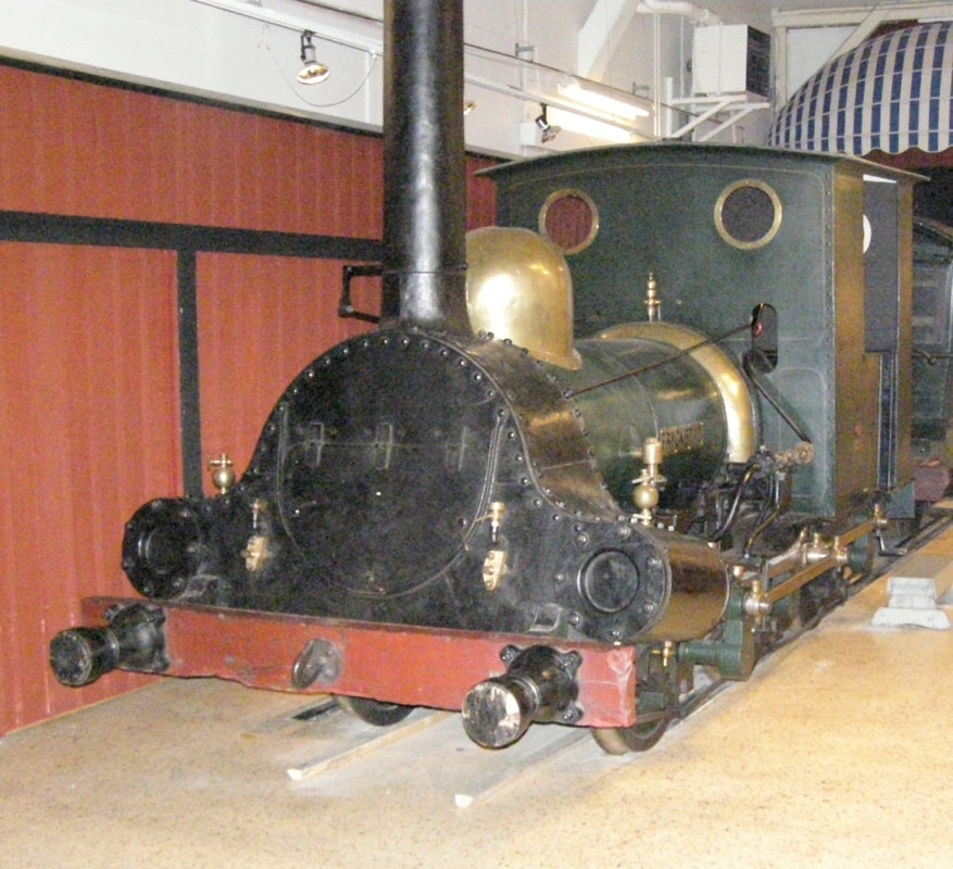 Ånglok, "Fryckstad", spårvidd 1101 mm (1099 mm enligt Katalog över Statens Järnvägars avdelning å Baltiska utställningen i Malmö 1914). Cylinderdiameter 230 mm. Slagets längd 395 mm. Sidoramar utanför hjulen bestående av plåtskodda ekplankor (Katalog över Statens Järnvägars avdelning å Baltiska utställningen i Malmö 1914).