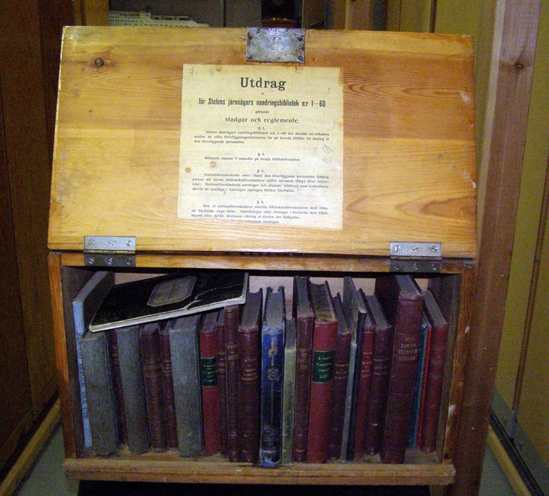 SJ vandringsbibliotek No 50, i trälåda med lock. I locket står ett utdrag ur stadgar och reglemente för SJ:s vandringsbibliotek. Med förteckning över innehållet. Lådan är låsbar och nyckel finns. På nyckelbrickan står det "VANDRINGSBIBLIOTEKET No 50".

Lådan innehåller följande boktitlar:
1, 86 Clark Street. 2, Briggen Molly. 3, Nyckeln till mitt lif. 4, Djungelboken. 5, Drottningen i Kungshälla. 6, Dramatiska arbeten del 9. 7, En Fransk ädling. 8, En historia från Ådalarne. 9, Israels historia. 10, Gustav III. 11, J L Runeberg. 12, Karl XII. 13, saknas. 14, Geografisk handatlas. 15, Vardagskemi. 16, Turistfören. årsskrift 1921. 17, Djurriket. 18, Måttlighet och absolutism. 19, Om brottsliga och försummade barn. 20,
Söder om landsvägen. 21, Nutidsfrågor. 22, Vestra Stambanan. 23, Ur de Djurfångande växternas lif. 24, Vår kropps egna skyddsmedel mot bakterier. 25, Den stora franska revolutionen. 26, Ferdinand Magellan och Den Första
Världsomseglingen. 27, Om Kalevala. 28, Den Gudomliga tidsåldersplanen