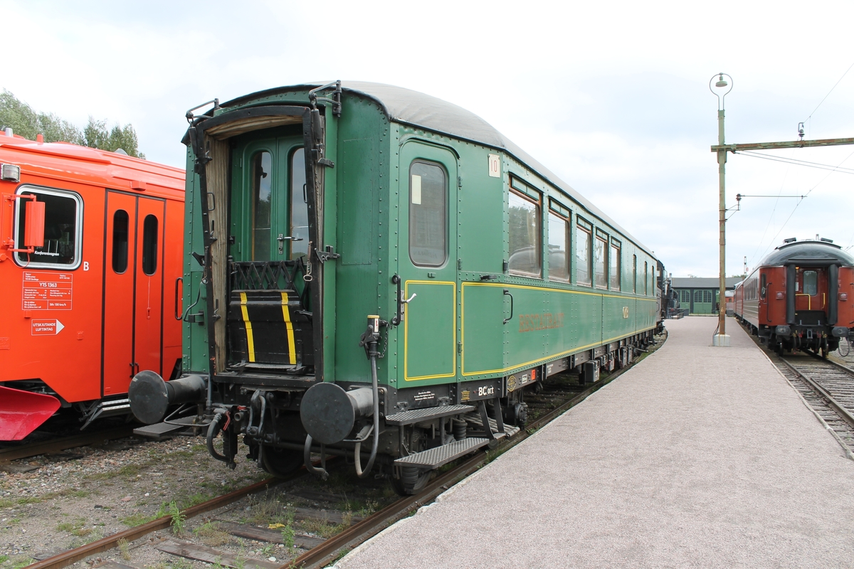 OKB BCort 73. F.d. littera SJ Ro2b 2982.
Insvängda gavlar efter tysk förebild. Vagnen har kvar sina dragspelsbälgar.
Grönmålad stålvagn.
Boggier modell 07F

40 platser i salong.