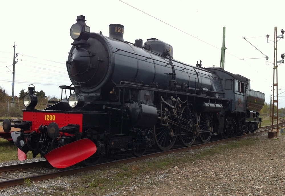 Ånglok F 1200.
Tillverkningsnummer: NH 1020. Överhettare W. Schmidts patent.
Längd: 21,3 m
Vikt: 142 ton
Höjd på drivhjulen: 1880 mm
Högsta tillåtna hastighet: 90 km/h framåt och 60 km/h bakåt
Effekt: 1550 hk
Kolförråd: 6,5 ton
Vattenförråd: 25 kbm

Se även F 1202, Jvm 20813.