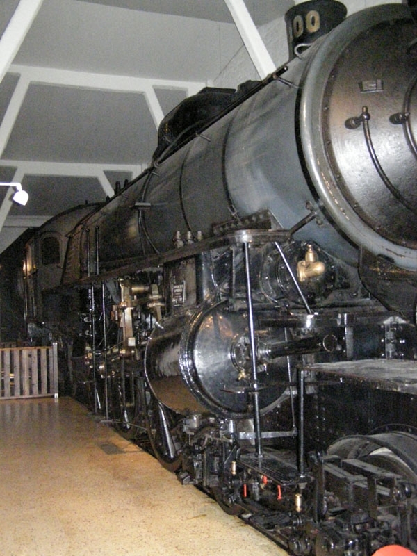Ånglok F 1200.
Tillverkningsnummer: NH 1020. Överhettare W. Schmidts patent.
Längd: 21,3 m
Vikt: 142 ton
Höjd på drivhjulen: 1880 mm
Högsta tillåtna hastighet: 90 km/h framåt och 60 km/h bakåt
Effekt: 1550 hk
Kolförråd: 6,5 ton
Vattenförråd: 25 kbm

Se även F 1202, Jvm 20813.