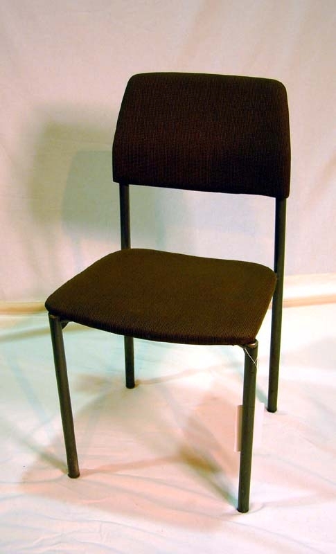Stolsunderrede av grålackerade stålrör: korslagda rör under sitsen, ryggstöd och fyra släta, raka ben. Stoppad sits och ryggtavla, klädda med brun textil med ljusbruna stygn som utgör ett prickmönster. På baksidan av ryggtavlan svarta runda nitar runt klädselns kanter. Längst ned på varje stolsben stolstassar av grå plast. Sitsens undersida av trä. Jämför Jvm 19006, 19008, 19009.
      Stolen har funnits i en så kallad RB-vagn som fanns i varianterna RB2, RB3 osv. Det var ombyggda, äldre personvagnar och gjordes 1965-1968.
