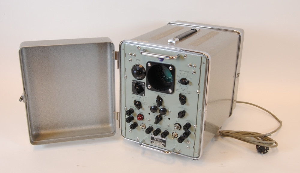 Tidsdistorsionsmätare (TDMS), mottagare. Portabel provutrustning för kontroll av telegrafanläggningar. Instrumentet är placerat i en aluminiumlåda med en fram- och en bakdörr.  Bakom dörrarna finns olika manöverorgan, utgångsrelä och kodalstrare. På framsidan sitter en skylt med patentnummer "BRITISH PATENTS No. 652126" samt en tillverkarskylt med texten "PLESSEY ELECTRONICS AT & E (BRIDGNORTH) LTD. TELEGRAPH DISTORTION MEASURING SET RX SER. No. 1043 6ABV/S." På baksidan av lådan sitter en sladd med propp. Ovanför sladduttaget sitter en dekal med texten "REMOVE SOCKET BEFORE OPENING COVER". På ovansidan av lådan sitter ventilationshål, ett bärhandtag och en klisterdekal med texten "REPARATION 1975-11-10 Uli 6, tel. 08-713 20 77".

Modell/Fabrikat/typ: 6 ABV/S