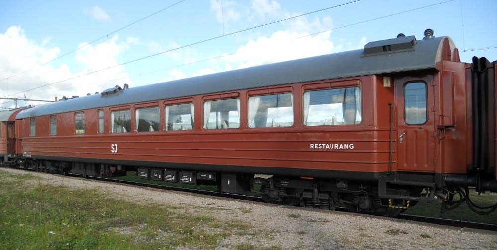 SJ Ro3(b) nr 3749, "Cronstedts vagn".
Helsvetsad, bärande vagnskorg. Rödbrun. Invändigt elektriskt kök och matsal med intarsior av konstnären Evald Dahlskog i form av silhuetter för städerna Malmö och Göteborg. Röd originalmatta. Matsalsinredning med betsad björkfanér på väggar och dörrar och stolar i massiv björk.

Bordsplatser: 48
Största tillåtna hastighet: 130 km/h

Ro3b är beteckningen – eller litterat – på modellen
3749 är vagnens löpnummer i SJ:s vagnserie.

R = restaurangvagn.
o = boggivagn (ska uttalas ”noll”).
3 = ordningsnummer bland restaurangvagnar med ändrad inredning.
b = anger att det är en andra variant av snarlika vagnar.

EVN: 50 74 2833 749-1
Boggier: MD56,1